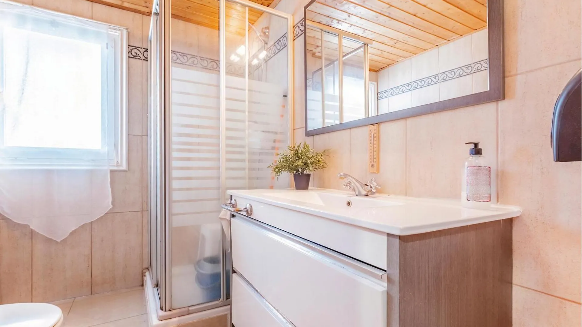 1 Bedroom Pet Friendly Apartment In 艾姆布里亚布拉瓦