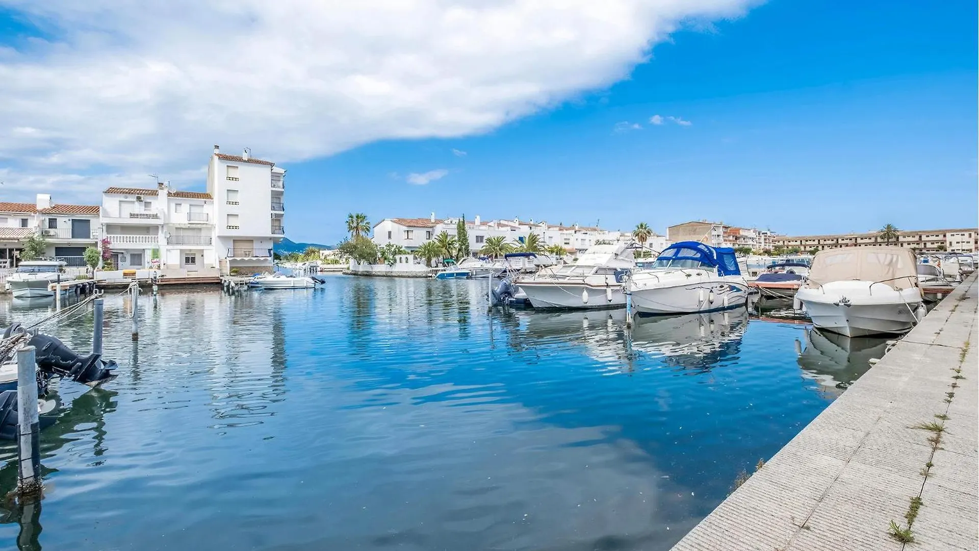 1 Bedroom Pet Friendly Apartment In Empuriabrava